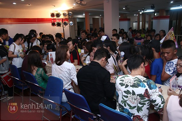 Fan chen chúc nhau xin chữ kí dàn sao Vpop - Hình 2