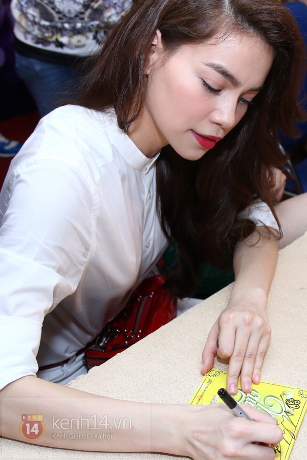 Fan chen chúc nhau xin chữ kí dàn sao Vpop - Hình 12