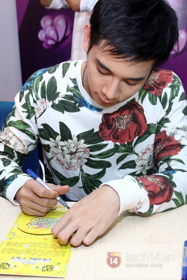 Fan chen chúc nhau xin chữ kí dàn sao Vpop - Hình 18