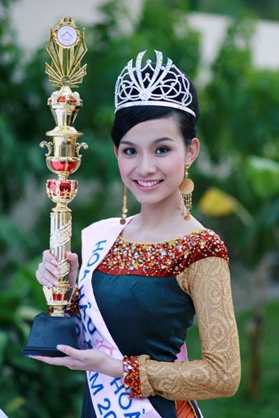 Nhan sắc trước và sau khi đăng quang của các Hoa hậu Việt - Hình 22