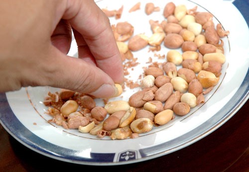 Những thực phẩm kỵ rượu bia khó ngờ - Hình 1