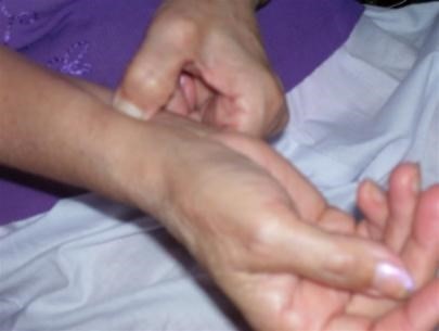 Tay chân lạnh: Cách bấm huyệt trị bệnh - Hình 3