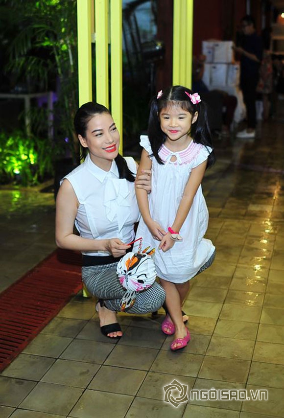 Con gái Trần Bảo Sơn cười thả ga khi được bố tặng quà - Hình 7