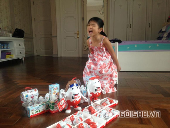 Con gái Trần Bảo Sơn cười thả ga khi được bố tặng quà - Hình 1