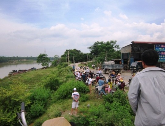 Dù được khuyên ngăn, thiếu nữ vẫn quyết nhảy cầu tự tử - Hình 2