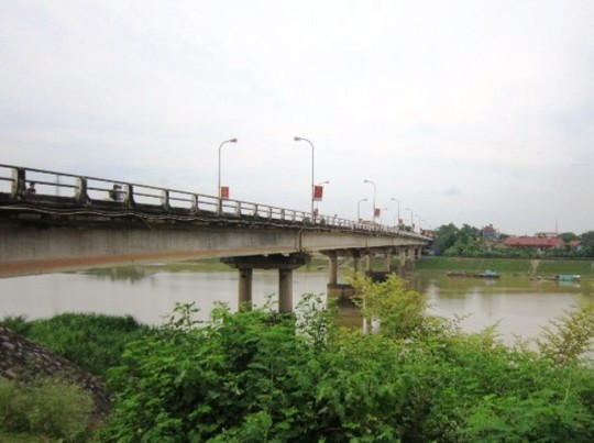 Dù được khuyên ngăn, thiếu nữ vẫn quyết nhảy cầu tự tử - Hình 1