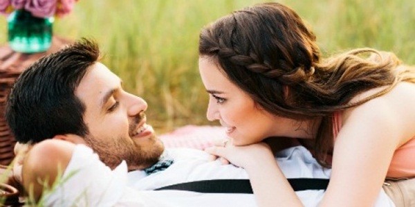 Đừng để nước hoa đàn bà vương trên áo, chồng ạ! - Hình 1