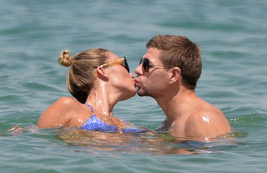Gerrard đắm đuối hôn bà xã nóng bỏng - Hình 7