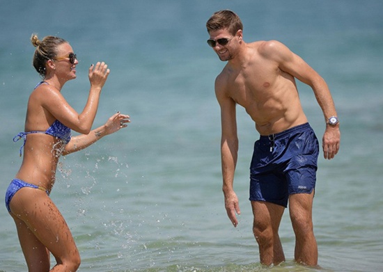Gerrard đắm đuối hôn bà xã nóng bỏng - Hình 3