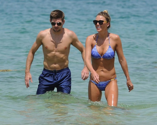 Gerrard đắm đuối hôn bà xã nóng bỏng - Hình 1