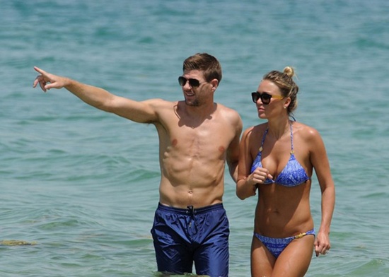 Gerrard đắm đuối hôn bà xã nóng bỏng - Hình 2