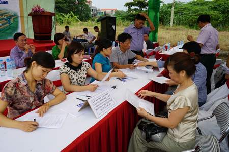 Người dân Xuân Quan nhận đất dịch vụ - Hình 1