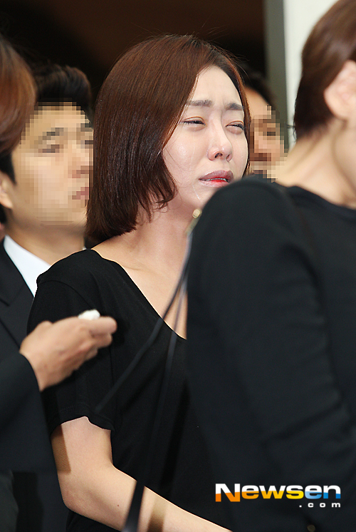 So Jung ngồi xe lăn đưa tiễn Ri Se (Ladies' Code) trong đám tang - Hình 17