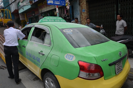 Taxi bốc cháy, tài xế và hành khách tung cửa thoát thân - Hình 3
