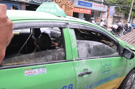 Taxi bốc cháy, tài xế và hành khách tung cửa thoát thân - Hình 2