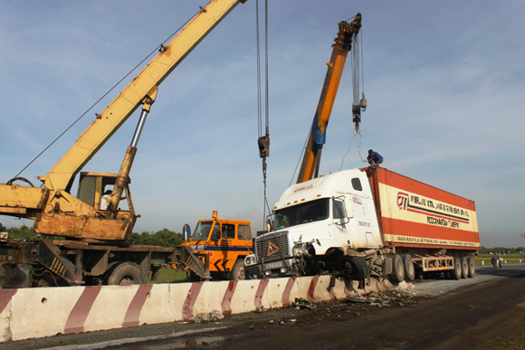 Tránh xe máy, leo lươn xe container nát gầm - Hình 1
