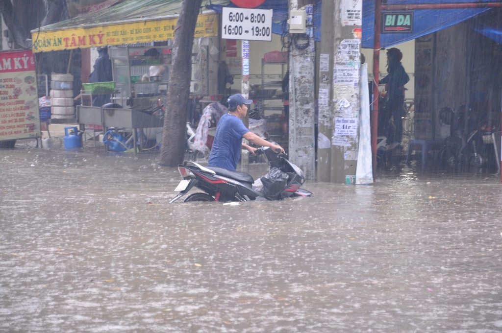 Đường phố Sài Gòn chìm sâu sau mưa lớn - Hình 15