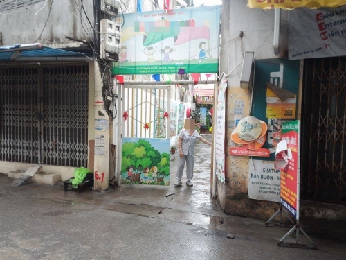 Hà Nội: Bảo mẫu mầm non lắc đầu, tát trẻ 17 tháng trong bữa ăn - Hình 1
