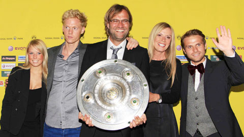 Juergen Klopp uống bia được vợ, cấy tóc ra tiền - Hình 2