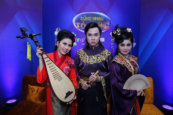 Khổng Tú Quỳnh sơn móng tay cho cô giáo Khánh trong cánh gà - Hình 9