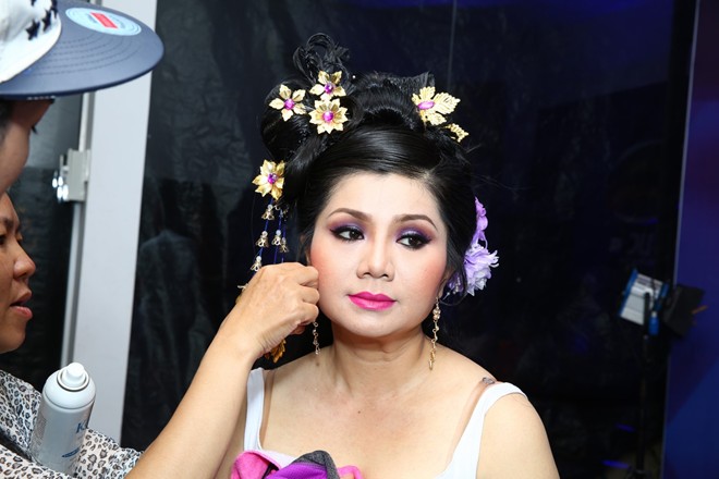 Khổng Tú Quỳnh sơn móng tay cho cô giáo Khánh trong cánh gà - Hình 8