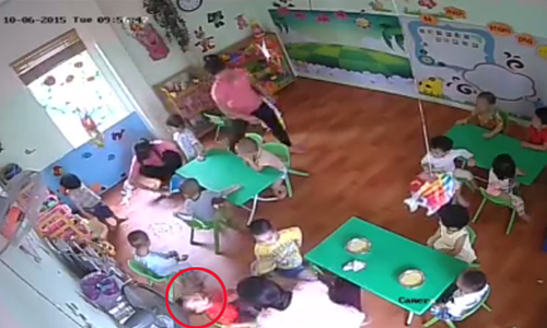 Lộ clip trẻ 16 tháng tuổi bị cô giáo bạo hành vì ăn chậm - Hình 1
