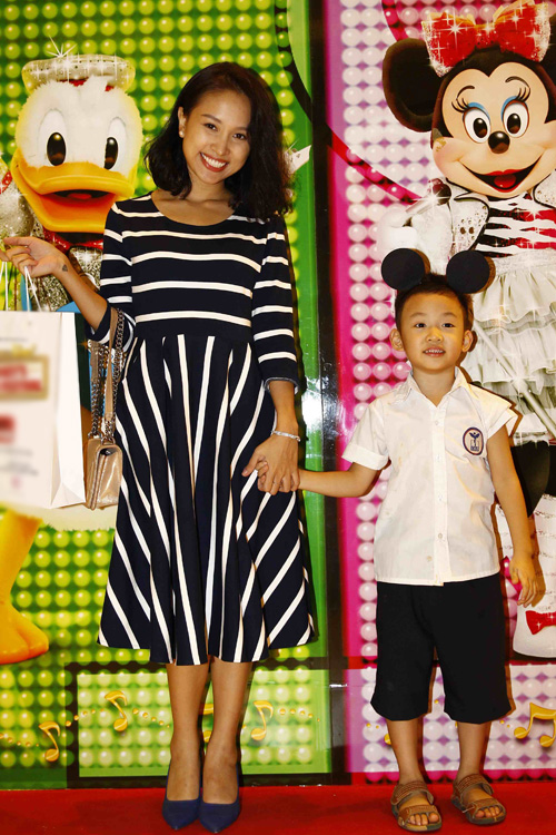 MC Phan Anh đưa vợ và 3 con đi event - Hình 4