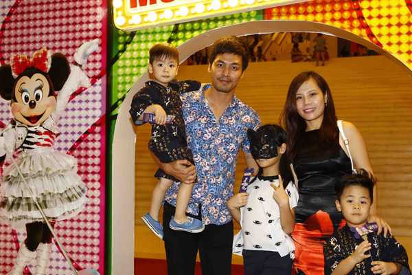 MC Phan Anh đưa vợ và 3 con đi event - Hình 2