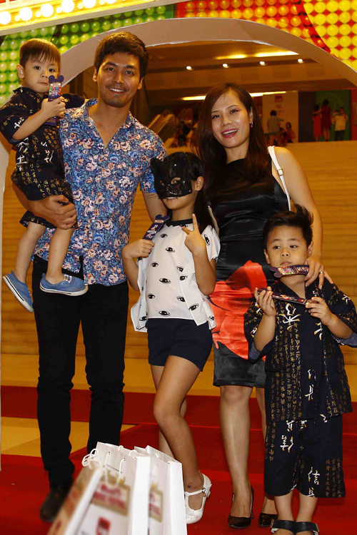 MC Phan Anh đưa vợ và 3 con đi event - Hình 1