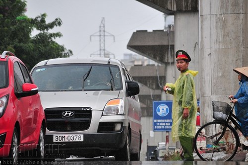 Người Hà Nội co ro trong gió lạnh đầu mùa - Hình 12