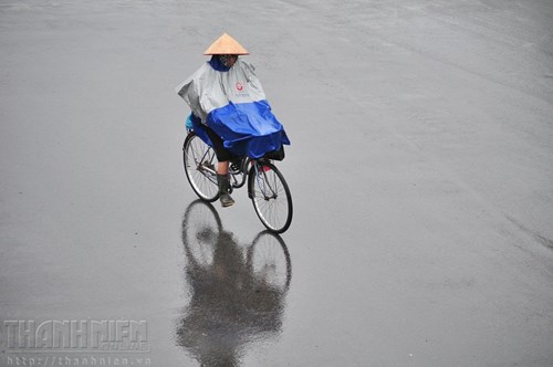 Người Hà Nội co ro trong gió lạnh đầu mùa - Hình 13