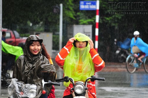 Người Hà Nội co ro trong gió lạnh đầu mùa - Hình 1