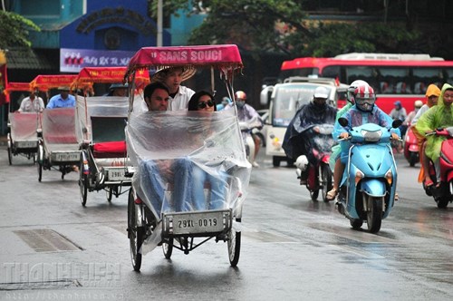 Người Hà Nội co ro trong gió lạnh đầu mùa - Hình 8