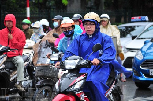 Người Hà Nội co ro trong gió lạnh đầu mùa - Hình 15