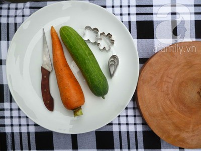 5 kiểu trang trí đĩa ăn cực đẹp từ 2 cách cắt tỉa dưa leo cà rốt - Hình 1