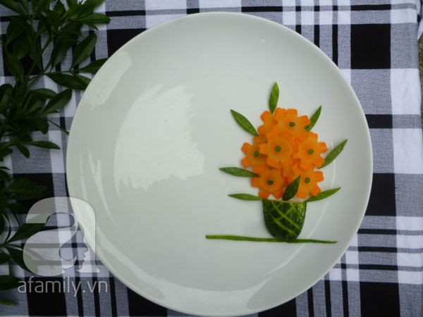 5 kiểu trang trí đĩa ăn cực đẹp từ 2 cách cắt tỉa dưa leo cà rốt - Hình 11