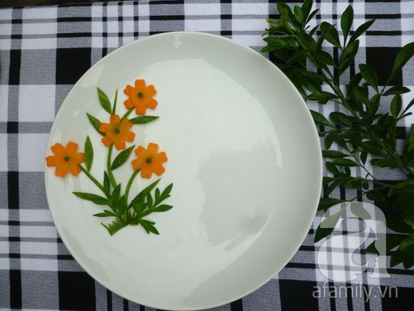 5 kiểu trang trí đĩa ăn cực đẹp từ 2 cách cắt tỉa dưa leo cà rốt - Hình 6