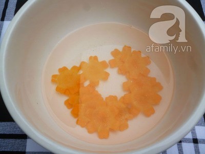 5 kiểu trang trí đĩa ăn cực đẹp từ 2 cách cắt tỉa dưa leo cà rốt - Hình 3