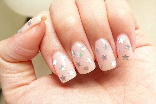 Mẫu nail trăng sao luôn là sự lựa chọn hoàn hảo cho một đêm cùng người thân và bạn bè đầy ngọt ngào. Nếu bạn muốn biến hoá bộ móng của mình, hãy tham khảo mẫu nail này và bạn sẽ bất ngờ trước sự phong phú của nó. Hãy xem hình minh họa để thấy được sức hút đầy bất ngờ của mẫu nail này.