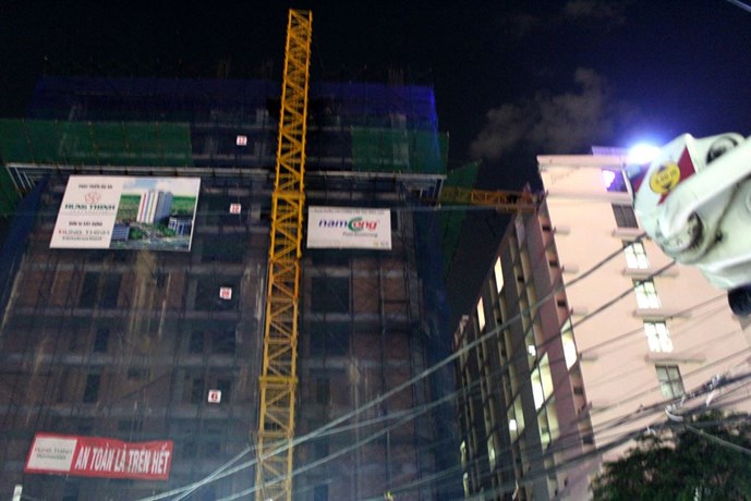 Cần cẩu công trình bất ngờ sập đè tầng thượng bệnh viện - Hình 2