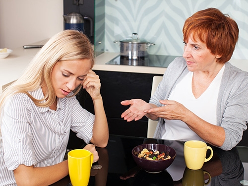 Đàn bà có mỗi việc đẻ mà không biết đẻ thì để đứa khác nó làm thay - Hình 1