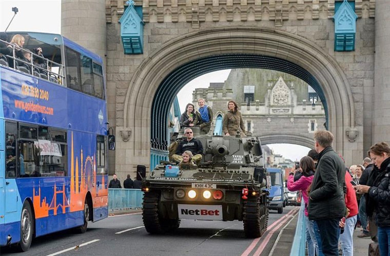 Khám phá xe tăng chở khách du lịch dạo London - Hình 3