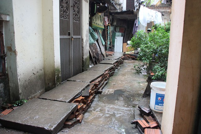 Vụ 146 Quán Thánh: Tạm dừng xây cống mới sau khi người dân phản đối kịch liệt - Hình 1