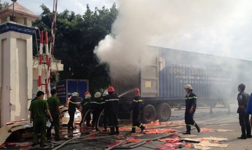 Xe container bốc cháy dữ dội trong bãi xe - Hình 1