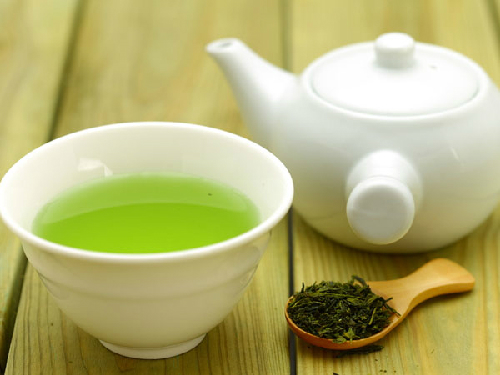 60 tuổi mặt không một nếp nhăn nhờ bí kíp rửa mặt siêu dễ này - Hình 4