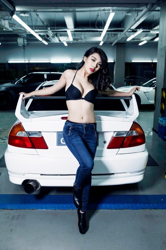 Kiều nữ lột đồ khoe 3 vòng hoàn hảo bên xe - Hình 10
