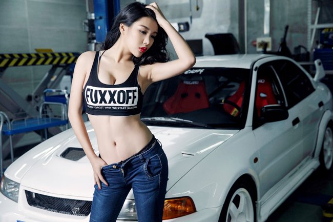 Kiều nữ lột đồ khoe 3 vòng hoàn hảo bên xe - Hình 2