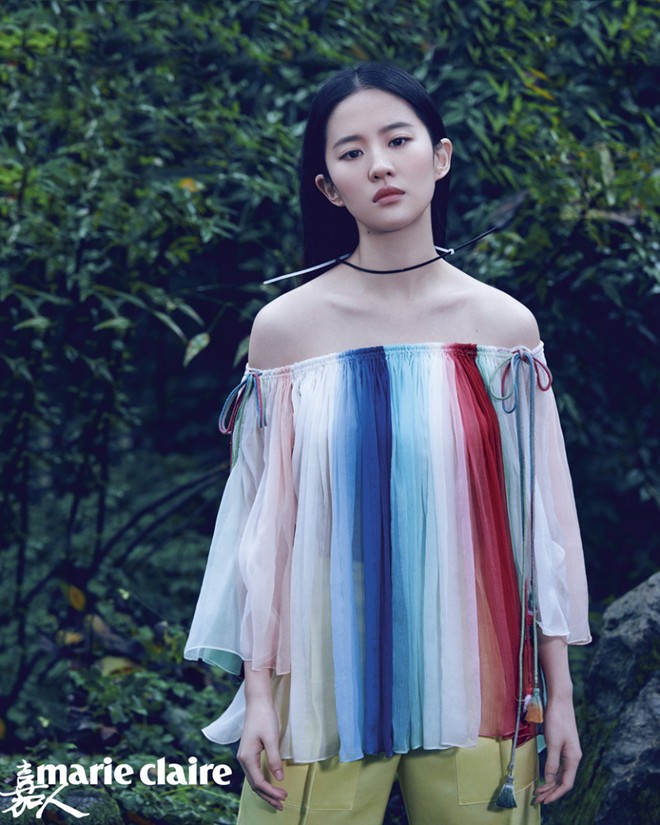 Lưu Diệc Phi buông lơi vai trần giữa rừng - Hình 1