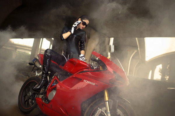 Người đẹp vận đồ da cá tính bên Ducati 1098 S - Hình 8