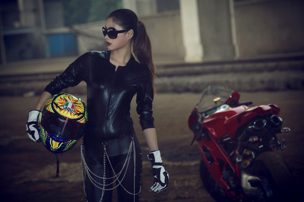 Người đẹp vận đồ da cá tính bên Ducati 1098 S - Hình 9